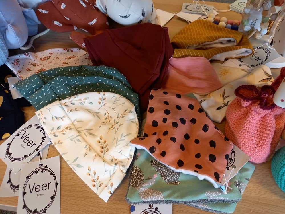 Handgemaakte babyspullen babymutsjes knuffels bijtringen