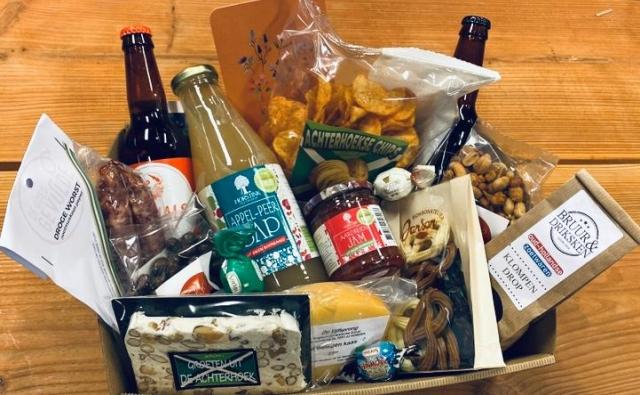 Kerstpakket met snoep, sap, chips, kaas, bier, nootjes en bonbons van lokale en Achterhoekse ondernemers