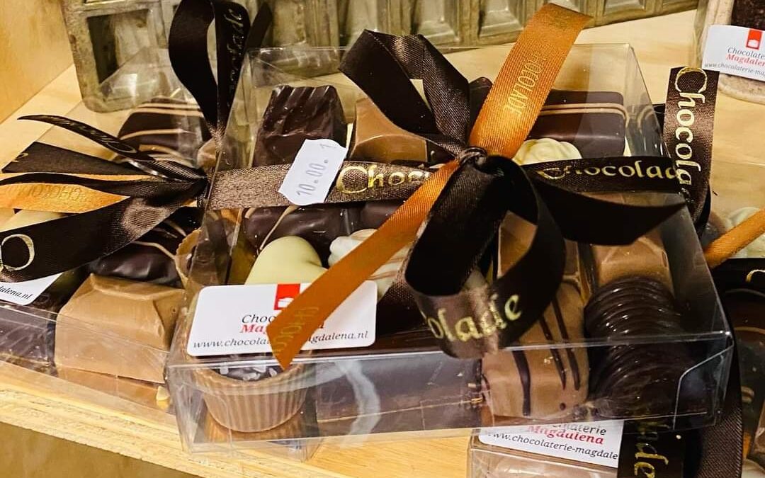 Een feestelijk verpakt doosje bonbons van Chocolaterie Magdalena